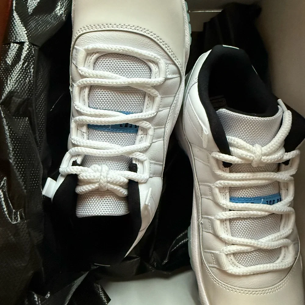 Jordan Kids Sneakers in White and Light Blue - Picture 4 of 5